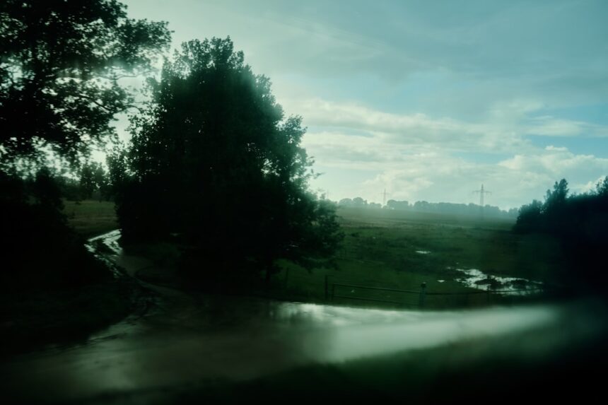 Bollywood Movies Me Aandhitufan Scenes: Kaise Banate Hai Realistic Storm Sequences