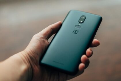 स्मार्टफोन खरीदारी गाइड 2026: OnePlus 12, iPhone 15 और Samsung Galaxy S24 मुकाबला
