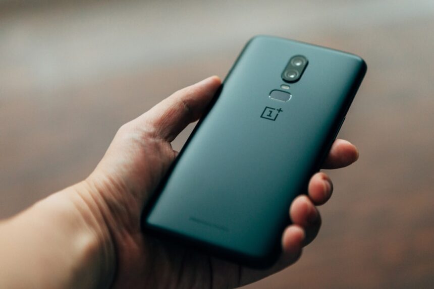 स्मार्टफोन खरीदारी गाइड 2026: OnePlus 12, iPhone 15 और Samsung Galaxy S24 मुकाबला